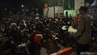 Petugas tampak sibuk memastikan antrean tetap kondusif.