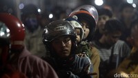 Waktu tunggu untuk masuk ke kapal pun sekitar 15-30 menit untuk masuk ke kapal.