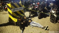 Beberapa terlihat beristirahat sambil menunggu antrean.