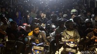 Ribuan Pemudik motor mematikan mesin dan menunggu kapal penyeberangan ke Pulau Sumatera, di Pelabuhan Ciwandan, Banten, Sabtu (6/4/2024) dini hari.
