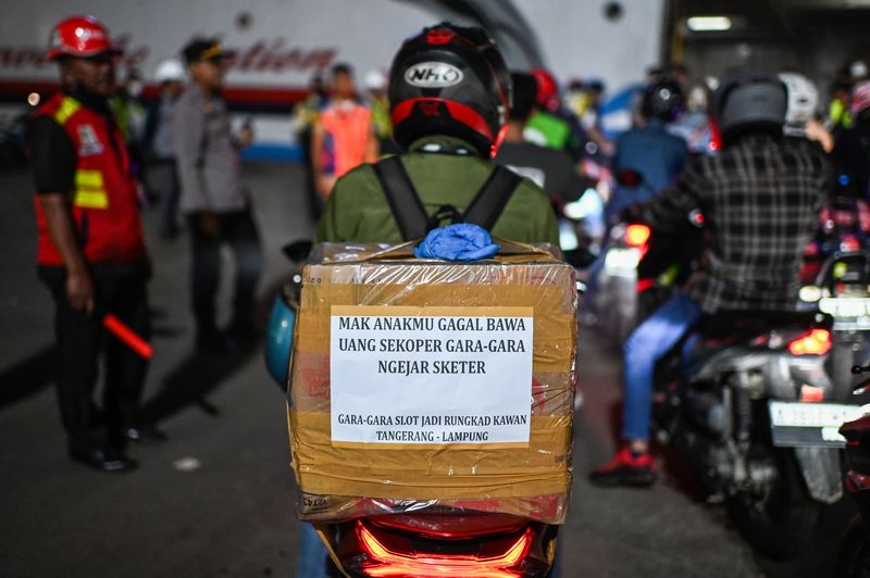 Pemudik sepeda motor menunggu antrean di Pelabuhan Ciwandan, Cilegon, Banten, Sabtu (6/4/2024). Sebanyak 11.193 orang telah menyeberang ke Pelabuhan Bakauheni, Lampung melalui Pelabuhan Ciwandan, Banten hingga Jumat (5/4) atau H-5 Lebaran. ANTARA FOTO/ Rivan Awal Lingga/pras.