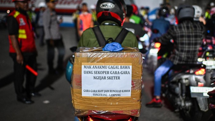 Arus mudik sepeda motor di Pelabuhan Ciwandan Pemudik sepeda motor menunggu antrean di Pelabuhan Ciwandan, Cilegon, Banten, Sabtu (6/4/2024). Sebanyak 11.193 orang telah menyeberang ke Pelabuhan Bakauheni, Lampung melalui Pelabuhan Ciwandan, Banten hingga Jumat (5/4) atau H-5 Lebaran. ANTARA FOTO/ Rivan Awal Lingga/pras.