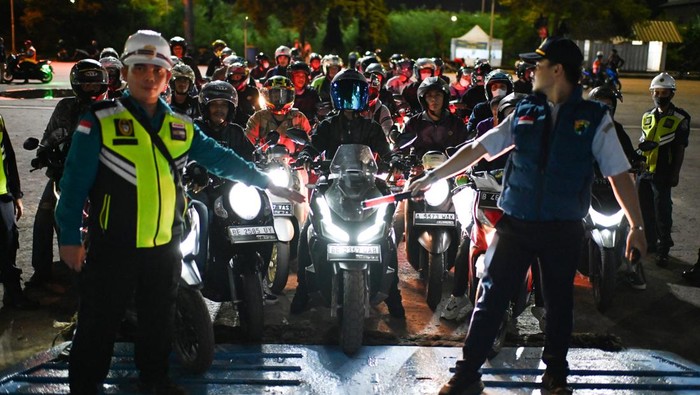 Arus mudik sepeda motor di Pelabuhan Ciwandan Pemudik sepeda motor menunggu antrean di Pelabuhan Ciwandan, Cilegon, Banten, Sabtu (6/4/2024). Sebanyak 11.193 orang telah menyeberang ke Pelabuhan Bakauheni, Lampung melalui Pelabuhan Ciwandan, Banten hingga Jumat (5/4) atau H-5 Lebaran. ANTARA FOTO/ Rivan Awal Lingga/pras.