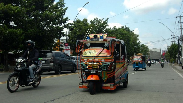 Pemudik  menggunakan bajaj melintas jalur Pantura, Tegal, Jawa Tengah, Sabtu (6/4/2024). Pemudik menggunakan kendaraan khas ibukota untuk pulang kampung tersebut mulai melintas dan menjadi perhatian warga daerah karena keunikannya. ANTARA FOTO/Oky Lukmansyah/nz