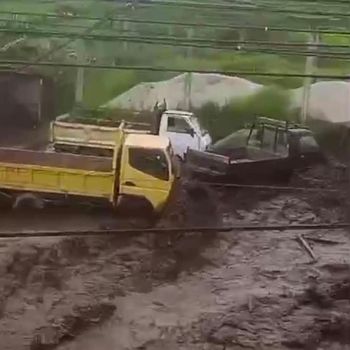 Banjir bandang terjadi di Kabupaten Agam, Sumatra Barat (Sumbar). Sementara itu, banjir lahar hujan terjadi di Kabupaten Tanah Datar. (dok BNPB)