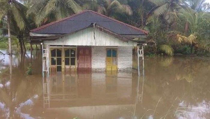 Banjir rendam 606 rumah di Maluku Tengah.