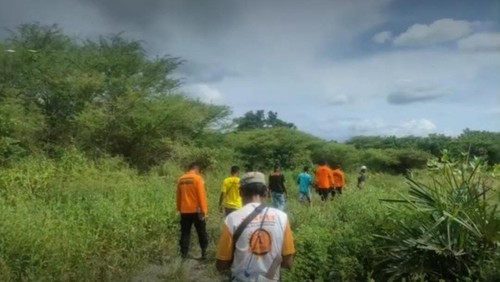 Tim SAR saat mencari Anton Giri yang hilang karena tersesat di dalam kawasan hutan lindung Kelurahan Tuatuka, Kecamatan Kupang Timur, Kabupaten Kupang, NTT. (Dok Basarnas Kupang).