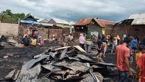 Belasan rumah warga di Desa Sangia, Kecamatan Sape, Kabupaten Bima, Nusa Tenggara Barat (NTB), terbakar pada Sabtu (6/4/2024). (Dok. Damkarmat Kabupaten Bima)