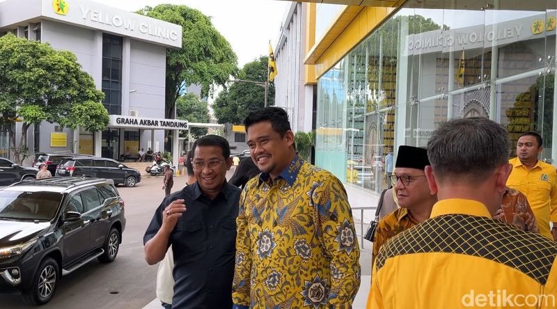 Berbatik kuning, Bobby Nasution tiba di DPP Golkar (Belia/detikcom)
