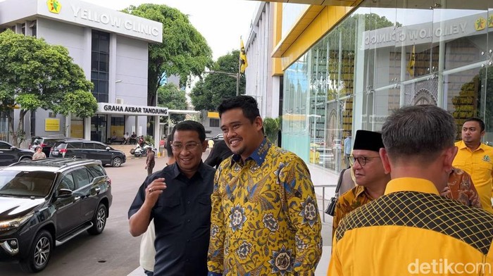 Berbatik kuning, Bobby Nasution tiba di DPP Golkar (Belia/detikcom)