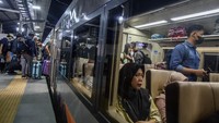 Kemenhub memprediski puncak mudik tahun ini akan terjadi pada 8 April 2024. Sebanyak 193 juta orang akan melepas rindu ke kampung halaman. 28,4 juta diantaranya berasal dari Jabodetabek. ANTARA FOTO/Novrian Arbi