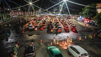 Mudik merupakan tradisi tahunan yang biasa dilakukan menjelang perayaan hari raya keagamaan, seperti Idul Fitri atau Natal. Masyarakat yang merantau memanfaatkan momen mudik untuk pulang ke kampung halamannya. Istilah mudik sendiri merupakan singkatan dari mulih dilik atau pulang sebentar. Saat mudik, masyarakat perantau biasa pulang ke kampung halaman. ANTARA FOTO/Rivan Awal Lingga