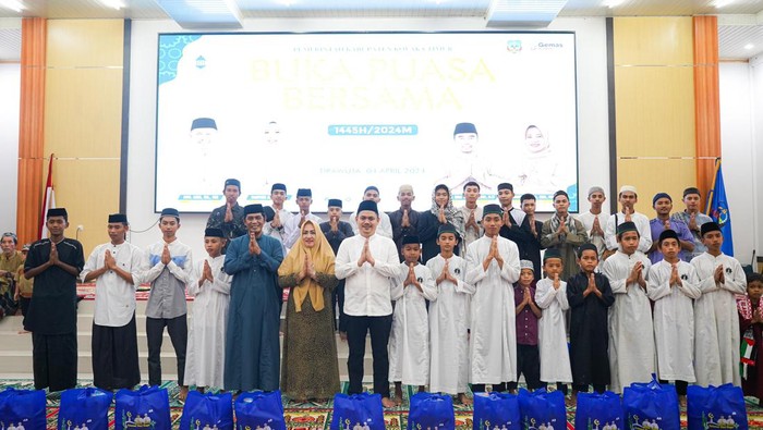 Bupati Koltim Bukber dengan Masyarakat, Beri Santunan ke Anak Yatim