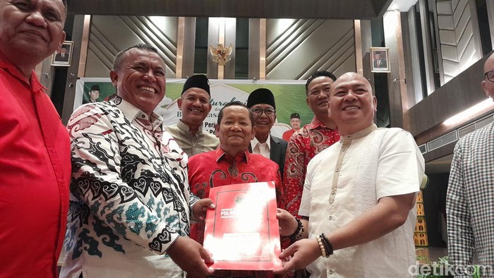 Bupati Tapanuli Utara (Taput) Nikson Nababan menyerahkan formulir pendaftaran bakal calon (bacalon) Gubernur Sumatera Utara (Gubsu) ke DPD PDIP Sumut. (Nizar Aldi/detikSumut)