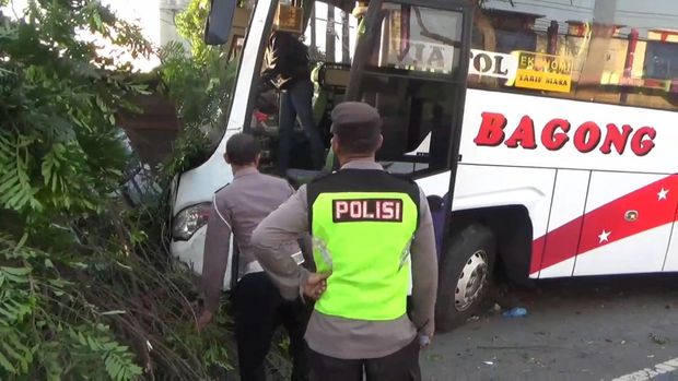 bus bagong tabrak motor di tulungagung