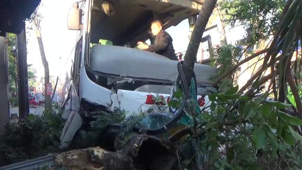 bus bagong tabrak motor di tulungagung