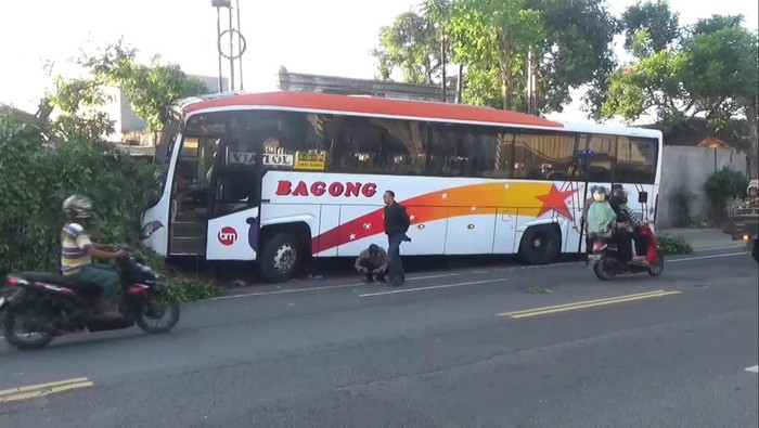 bus bagong tabrak motor di tulungagung