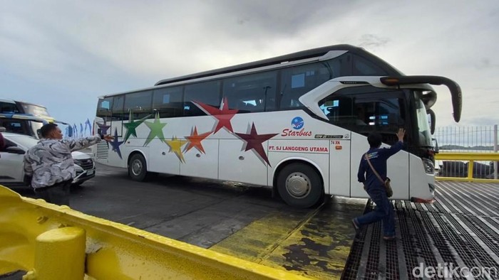 Bus pemudik mendominasi Pelabuhan Bakauheni Lampung Selatan.