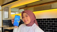 Tak kalah seru, ada momen Zara saat mengerjakan project di kafe. Tak ketinggalan ia memesan segelas es kopi favoritnya. Foto: Instagram @camilliazr