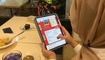 Gaya Keren Zara, Putri Ridwan Kamil Saat Ngopi di Kafe
