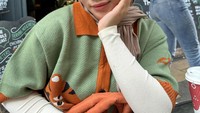 Ini juga momen Zara ketika hangout di kafe yang ada di Inggris. Ia berpose cantik dengan gelas kopi di sampingnya. Foto: Instagram @camilliazr