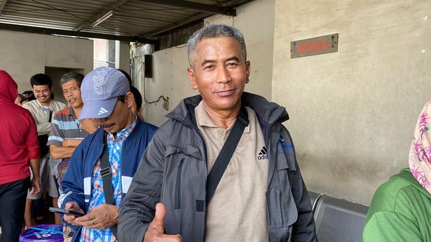 Eko Sudarto (53) berencana mudik Lebaran 2024 ke Wonosobo, Jawa Tengah, dari Terminal Lebak Bulus, Jakarta Selatan. Eko mengantre tiket bus menuju Wonosobo dari pukul 02.00 WIB dini hari agar mendapatkan tiket bus menuju kampung halamannya.