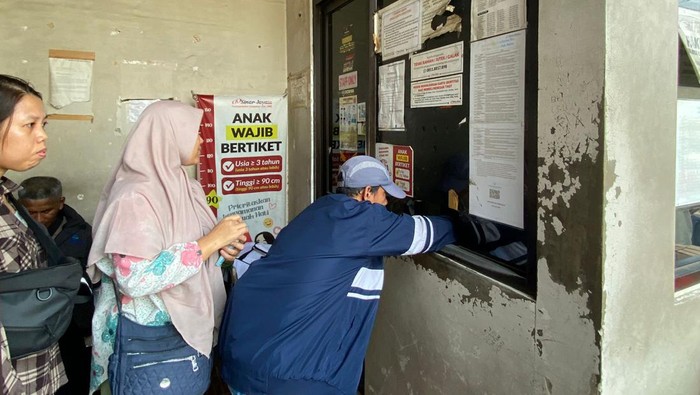 Eko Sudarto (53) berencana mudik Lebaran 2024 ke Wonosobo, Jawa Tengah, dari Terminal Lebak Bulus, Jakarta Selatan. Eko mengantre tiket bus menuju Wonosobo dari pukul 02.00 WIB dini hari agar mendapatkan tiket bus menuju kampung halamannya.