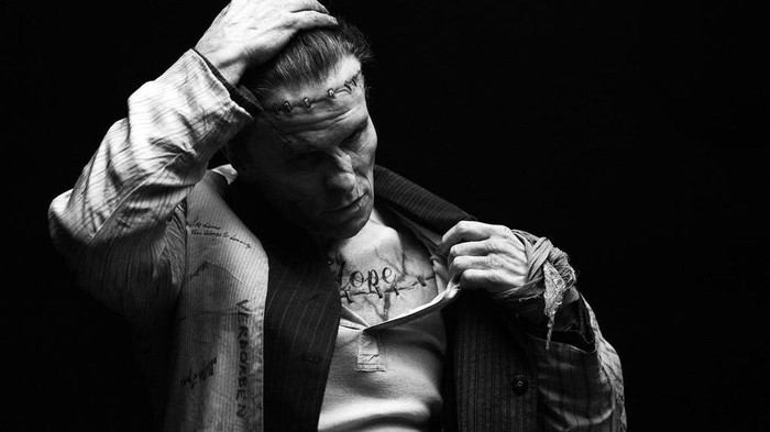 Christian Bale sebagai Frankenstein di The Bride.