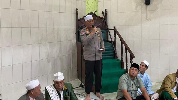 Dirbinmas Polda Metro Jaya Kombes Badya Wijaya menggelar subuh keliling di masjid Cipinang Besar Utara, Jatinegara, Jakarta Timur