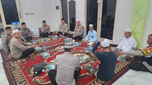 Dirbinmas Polda Metro Jaya Kombes Badya Wijaya menggelar subuh keliling di masjid Cipinang Besar Utara, Jatinegara, Jakarta Timur