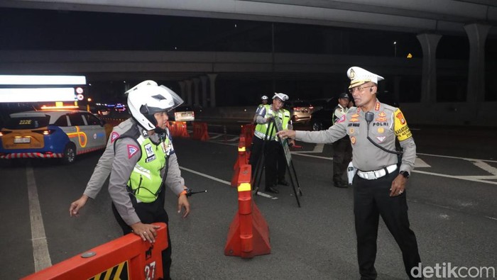 Polisi Tangkap Mobil Angkutan Barang Melanggar Larangan Operasi di Tol Cikampek