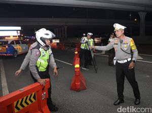 Polisi Cegat Angkutan Barang yang Tetap Operasi di Km 29 Tol Cikampek