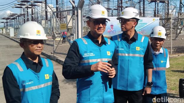 Dirut PT PLN Darmawan Prasodjo mengecek Gardu Induk Pedan, Klaten, Sabtu (6/4/2024).