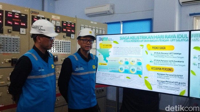 Dirut PT PLN Darmawan Prasodjo mengecek Gardu Induk Pedan, Klaten, Sabtu (6/4/2024).