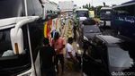 Exit Tol Merak Macet, Pengendara Pilih Keluar Mobil