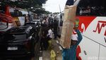 Exit Tol Merak Macet, Pengendara Pilih Keluar Mobil