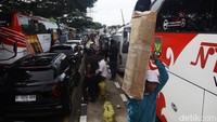 Mereka memilih keluar mobil dan berbincang dengan pengendara lainnya.