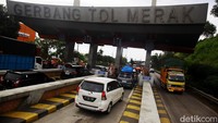 Kemacetan di exit Tol Merak ini terpantau sekitar pukul 14.30 WIB.