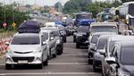 Exit Tol Merak Macet, Pengendara Pilih Keluar Mobil