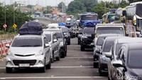 Kendaraan nyaris tak bergerak.