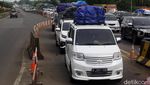 Exit Tol Merak Macet, Pengendara Pilih Keluar Mobil