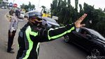 Exit Tol Merak Macet, Pengendara Pilih Keluar Mobil