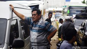 Exit Tol Merak Macet, Pengendara Pilih Keluar Mobil
