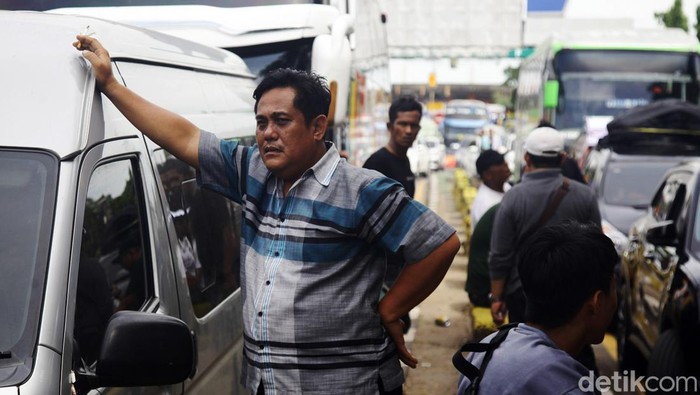 Exit Tol Merak Macet, Pengendara Pilih Keluar Mobil Macet panjang terjadi di exit Tol Merak, Banten, Sabtu (6/4/2024). Para pengendara yang tidak tahan berlama-lama di mobil memilih keluar dari kendaraannya.