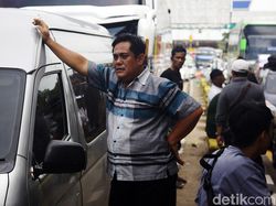Exit Tol Merak Macet, Pengendara Pilih Keluar Mobil