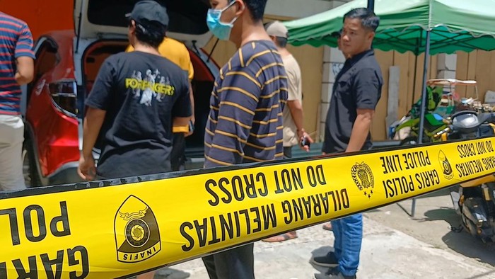 Garis polisi terpasang di lokasi mayat wanita ditemukan dalam mobil di Mamuju. Dokumen Istimewa