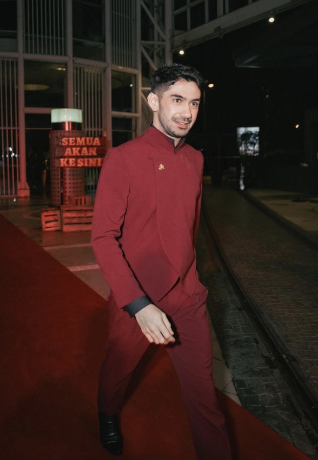 Menghadiri gala premier Siksa Kubur tadi malam, Kamis (4/4/2024), aktor Reza Rahadian tampil gagah dengan setelan merah karya Auguste Soesastro. Atasannya terinspirasi dari baju beskap dengan sentuhan kontemporer. (Foto: Instagram)