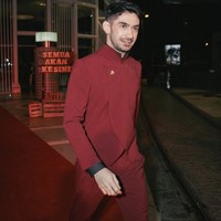 Menghadiri gala premier Siksa Kubur tadi malam, Kamis (4/4/2024), aktor Reza Rahadian tampil gagah dengan setelan merah karya Auguste Soesastro. Atasannya terinspirasi dari baju beskap dengan sentuhan kontemporer. (Foto: Instagram)