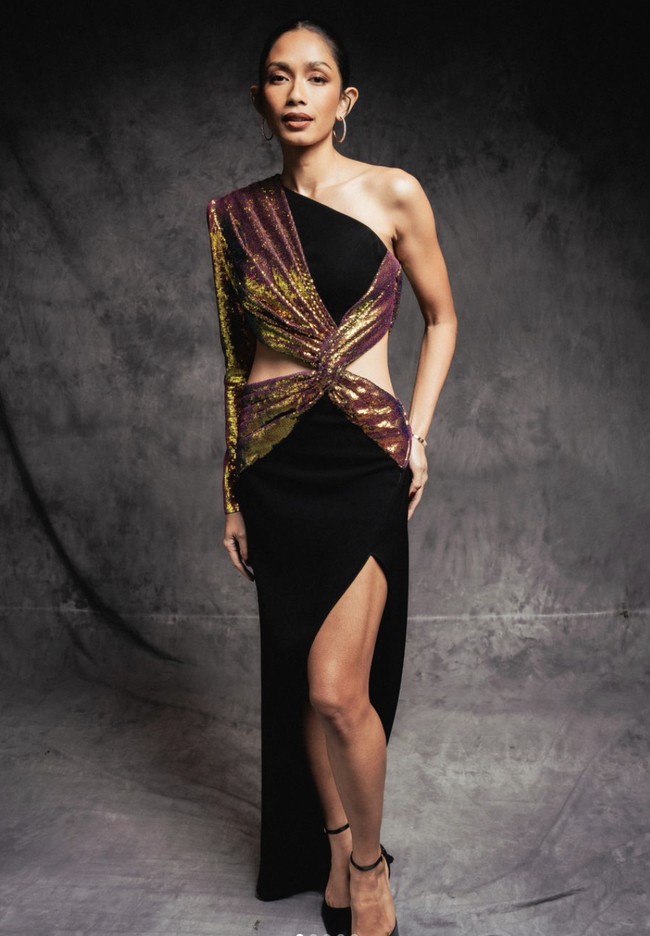 Faradina Mufti menebar pesonanya dengan gaun Sebastian Gunawan Signature. Aura seksinya sukses terpancar berkat detail cut-out. (Foto: Instagram)