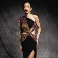 Faradina Mufti menebar pesonanya dengan gaun Sebastian Gunawan Signature. Aura seksinya sukses terpancar berkat detail cut-out. (Foto: Instagram)